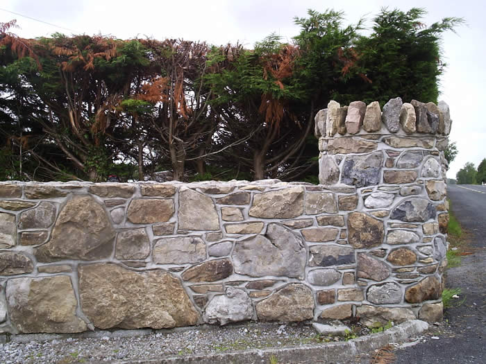 Field_stone_wall-with-birds-beak-joint